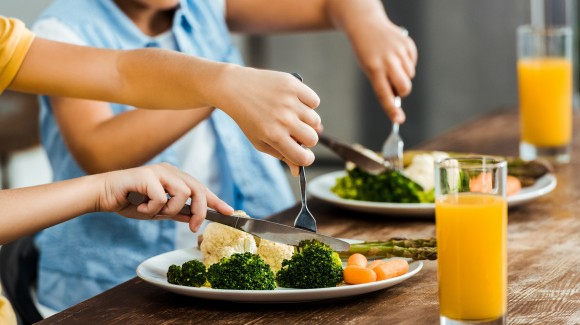 Aan tafel met kids: Regels stellen en consequent zijn