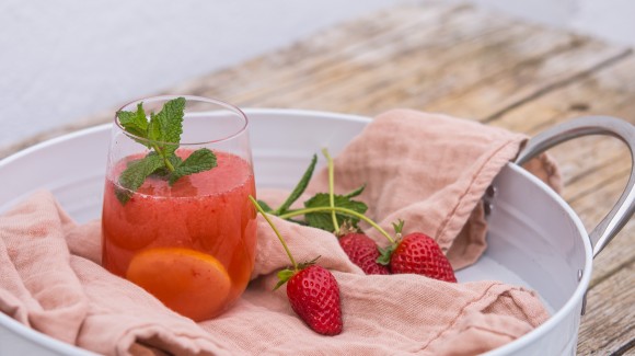 Agua de fresas y hierbabuena