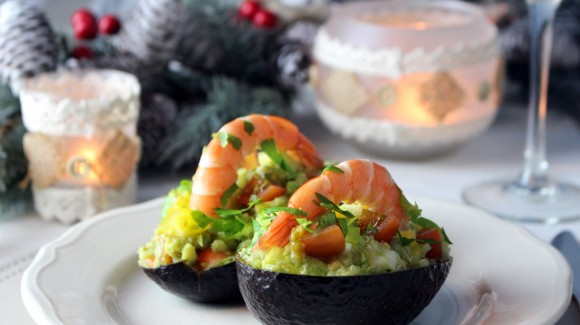 Abacates recheados com quinoa e tomate cereja Abacates recheados com quinoa e tomate cereja