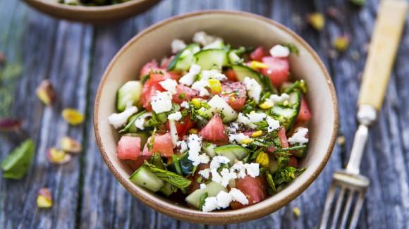 Salat mit Wassermelone, Gurke und Feta