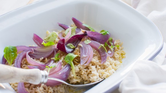 Arroz integral con gajos de cebolla. 