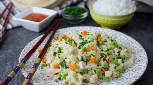 Arroz con guisantes, pavo y zanahorias