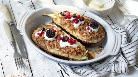 Überbackene Aubergine mit Parmesan, Zitronen-Quark und Beeren