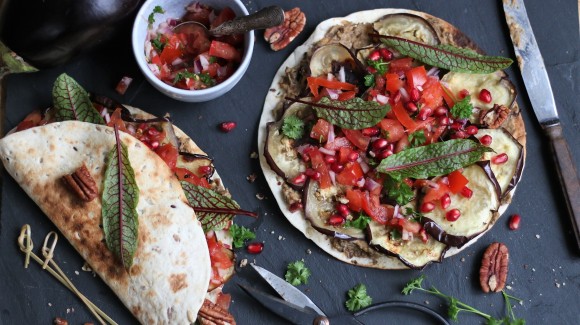Vegetarische Wraps mit Baba Ganoush, Auberginen und Tomaten-Granatapfel-Salsa