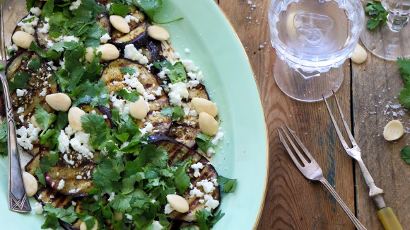 Orientalischer Auberginensalat mit Feta und Mandeln