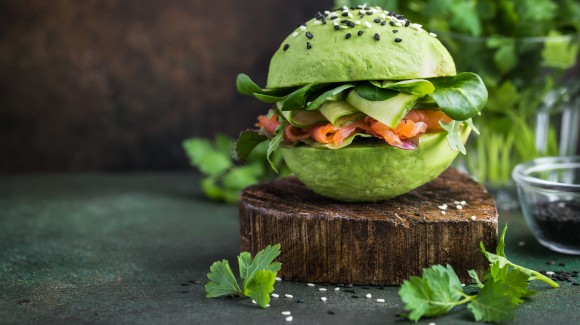Avocado-Burger mit Gurkenstreifen, Lachs und Spinat