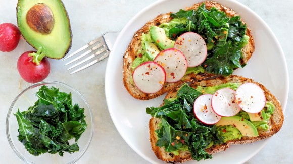 Avocado Sandwich mit Radieschen und Grünkohl