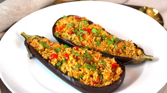 Berenjenas con verduras, cuscus y pasas