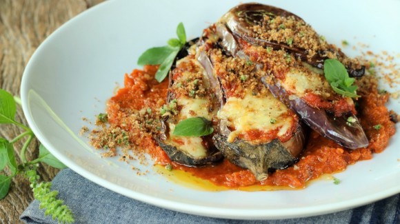 Berinjela à parmegiana com farofinha de farinha de pão com manjericão