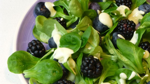 Feldsalat mit Heidel- und  Brombeeren