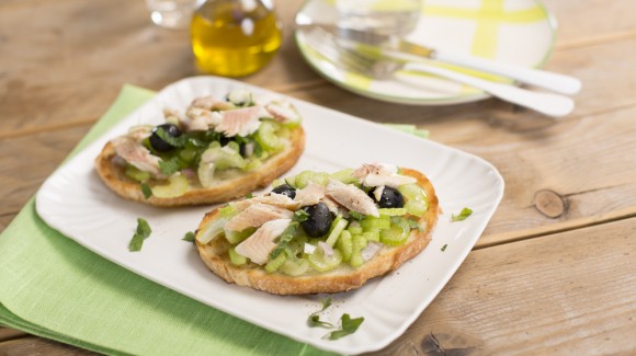 Bruschette con sedano e trota affumicata