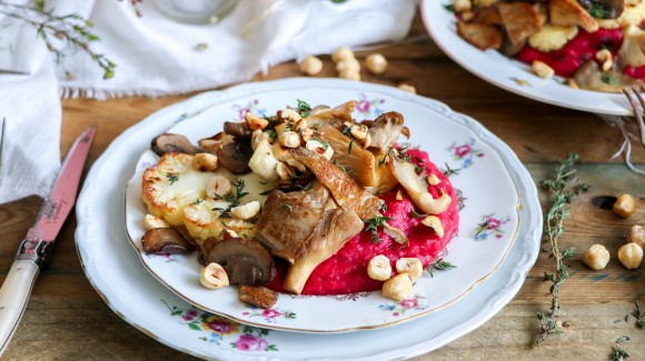 Bistecca di cavolfiore con formaggio di capra, crema di barbabietola rossa e funghi