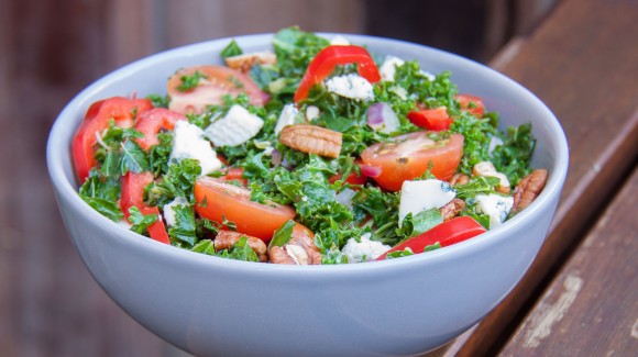 Boerenkoolsalade met blauwe kaas en pecannoten 