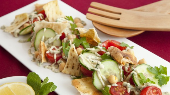 Fattoush salade met yoghurtdressing van gegrilde aubergine