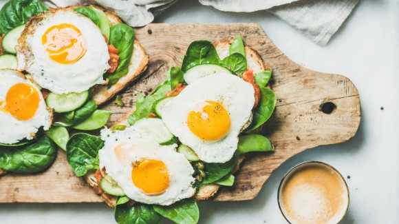 Frühstückstoast mit Spiegeleiern und Gemüse Frühstückstoast mit Spiegeleiern und Gemüse