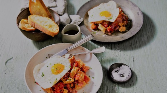 Petit-déjeuner chaud avec des œufs