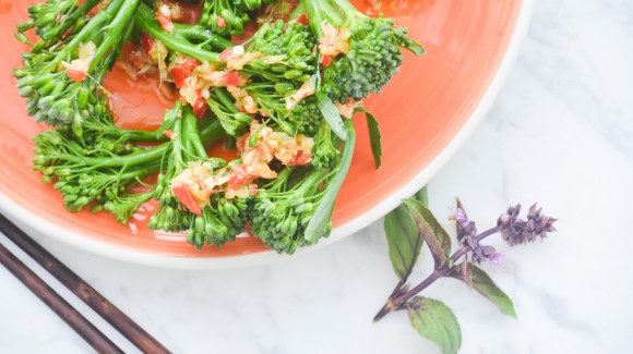 Broccoletti di rapa al vapor con vinagreta asiática Broccoletti di rapa al vapor con vinagreta asiática