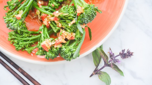 Broccoletti di rapa al vapor con vinagreta asiática