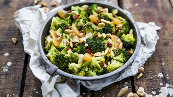 Brokolicový salát s avokádem a goji