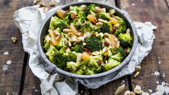 Broccoli salade met avocado, gojibessen en mandarijn