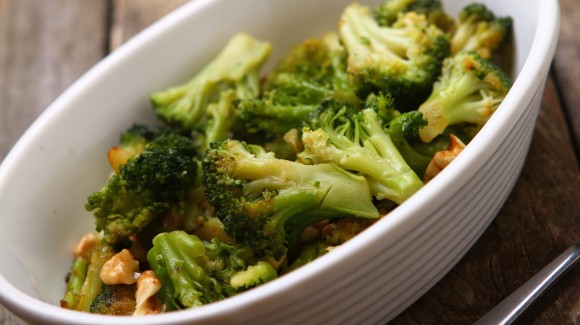 Broccoli with anchovies, garlic and red chilli 