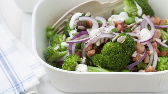 Broccoli salade met rozijnen, doperwten en zonnebloempitten