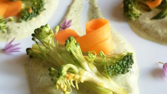 Salatcreme mit Hanfsamen, serviert mit mariniertem Brokkoli und Möhren