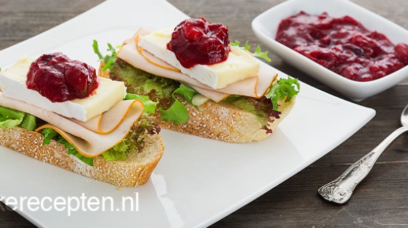 Canapè mit Brie und Salat