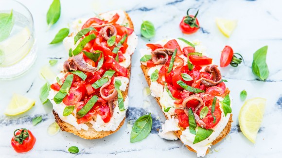 Tomaten-Bruschetta mit Büffelmozzarella und Sardellen Tomaten-Bruschetta mit Büffelmozzarella und Sardellen