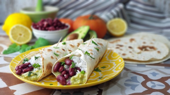 Burritos de habichuelas, arroz y hierbabuena