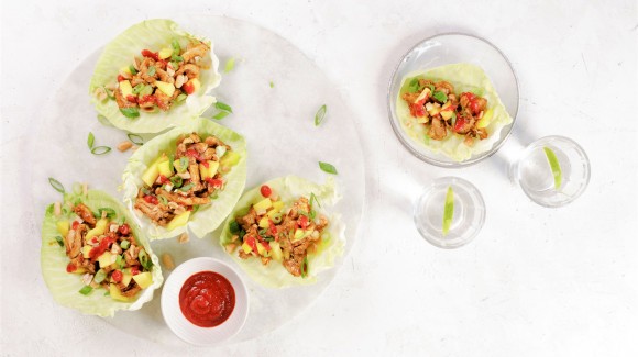Cabbage wraps with spicy chicken and mango