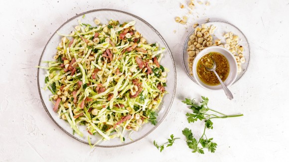 Pointed cabbage salad with bacon and hazelnuts