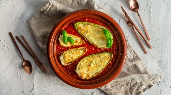 Salatkohl gefüllt mit Basilikum-Ricotta auf Tomatensoße