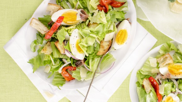 Caesar Salat mit Endivien und gegrillter Paprika