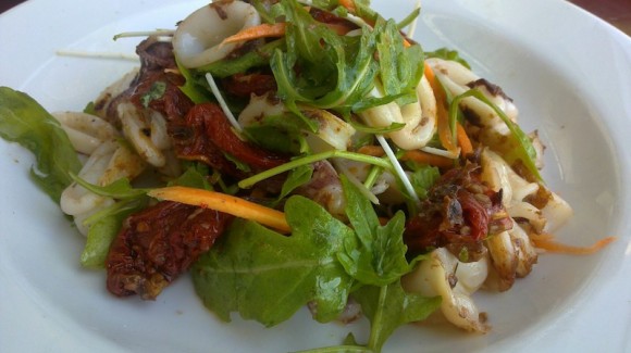 Salade de calamares avec tomates séchées et carottes