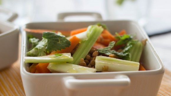 Ensalada de zanahoria y apio con lentejas, menta y cilantro