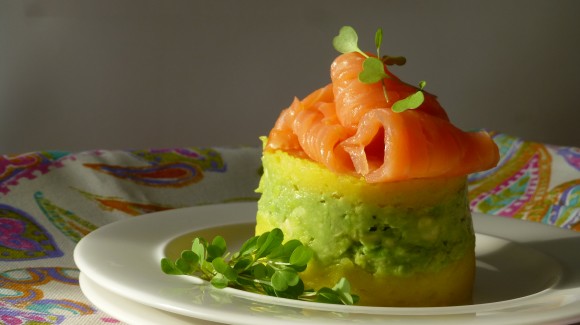 Causa peruana versionada con salmón Causa peruana versionada con salmón