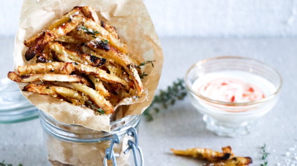 Celeriac oven chips with spicy dip