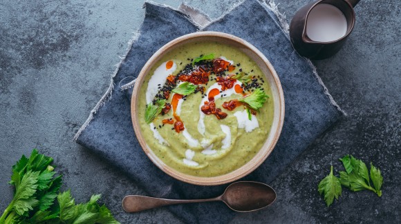 Romige bleekselderij-courgettesoep met chili-olie Romige bleekselderij-courgettesoep met chili-olie