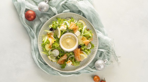 Salad cá hồi trộn xà lách thủy tinh dịp Giáng sinh