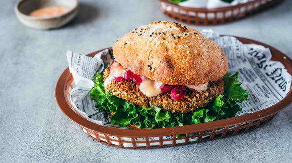 Kichererbsen-Burger mit roten Zwiebeln und Salanova-Salat