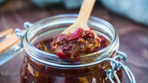 Chutney aus roten Zwiebeln, Paprika und Chili