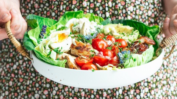 Mini-Salatkohl Cabbisi mit gegrilltem Hähnchen und glasiertem Speck - Cobbsalat