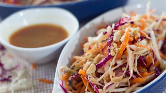 Ensalada de col, zanahoria y cebolla con aliño de zanahoria, jengibre y soja picante