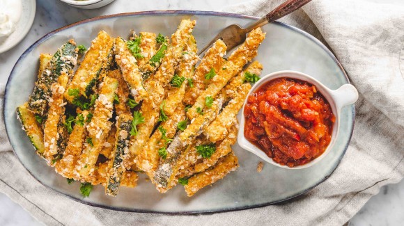 Knapperige courgettefrietjes met een pittig tomatensausje