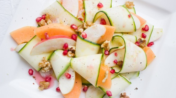 Zucchini-Bänder mit Apfel, Melone, Granatapfelkernen und Walnüssen