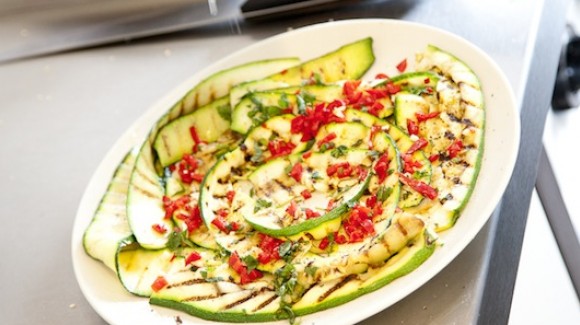 Courgette salade met munt en hete peper