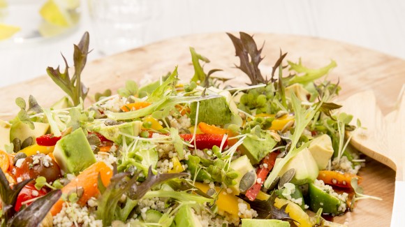 Ensalada de cuscús con aguacate y pimiento