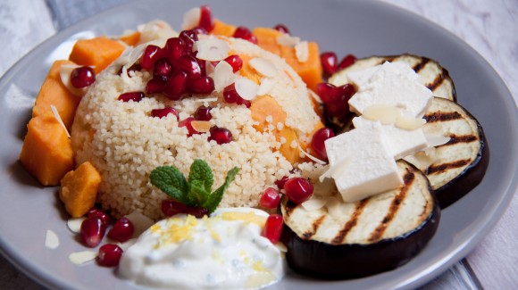 Couscous met gegrilde aubergines, zoete aardappel, granaatappel pitjes en een frisse yoghurt munt saus