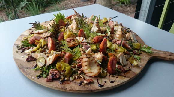 Салат из жареных на гриле персиков и колбасок с маринованными огурчиками